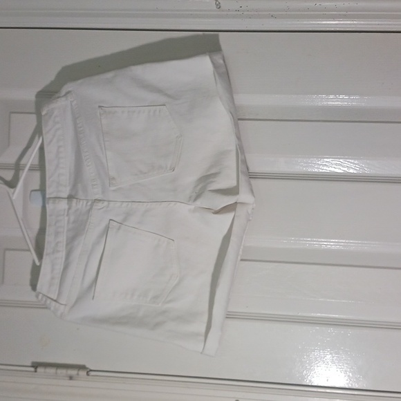 Universal Thread Shorts With Ripped Details - Picture 2 of 4